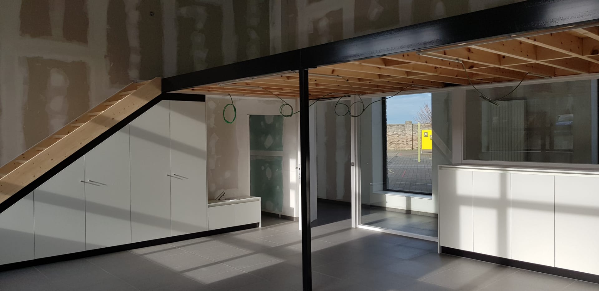 Binnendeuren, trappen, tussenvloeren en meubilair kleuterschool Waanrode - Vrago Interieur